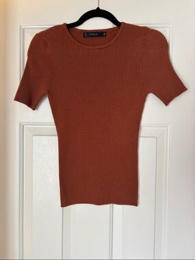 Zesica Rust Ribbed Short Sleeve Tee